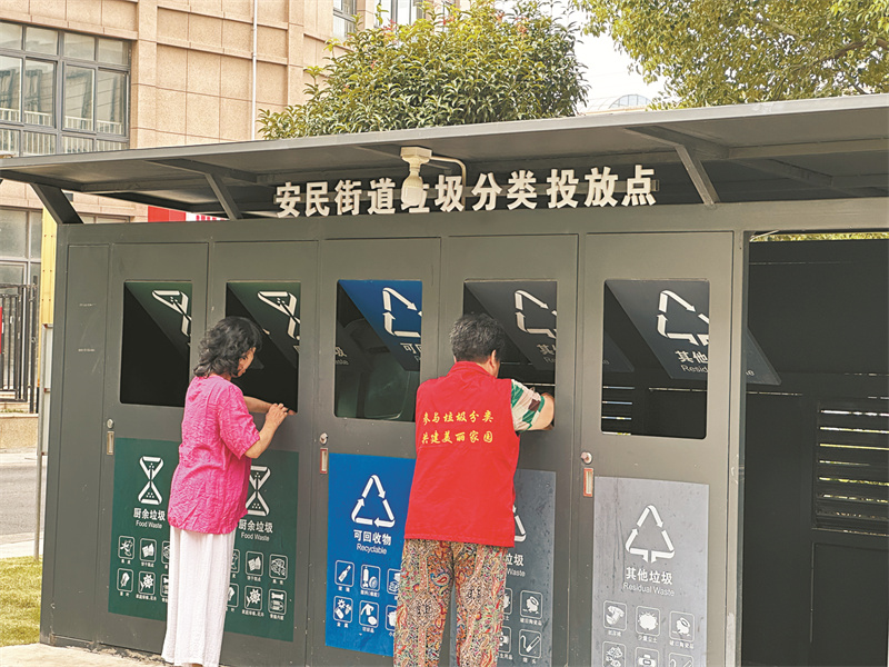 居民在垃圾分类投放点投放垃圾。 雨山区委宣传部供图